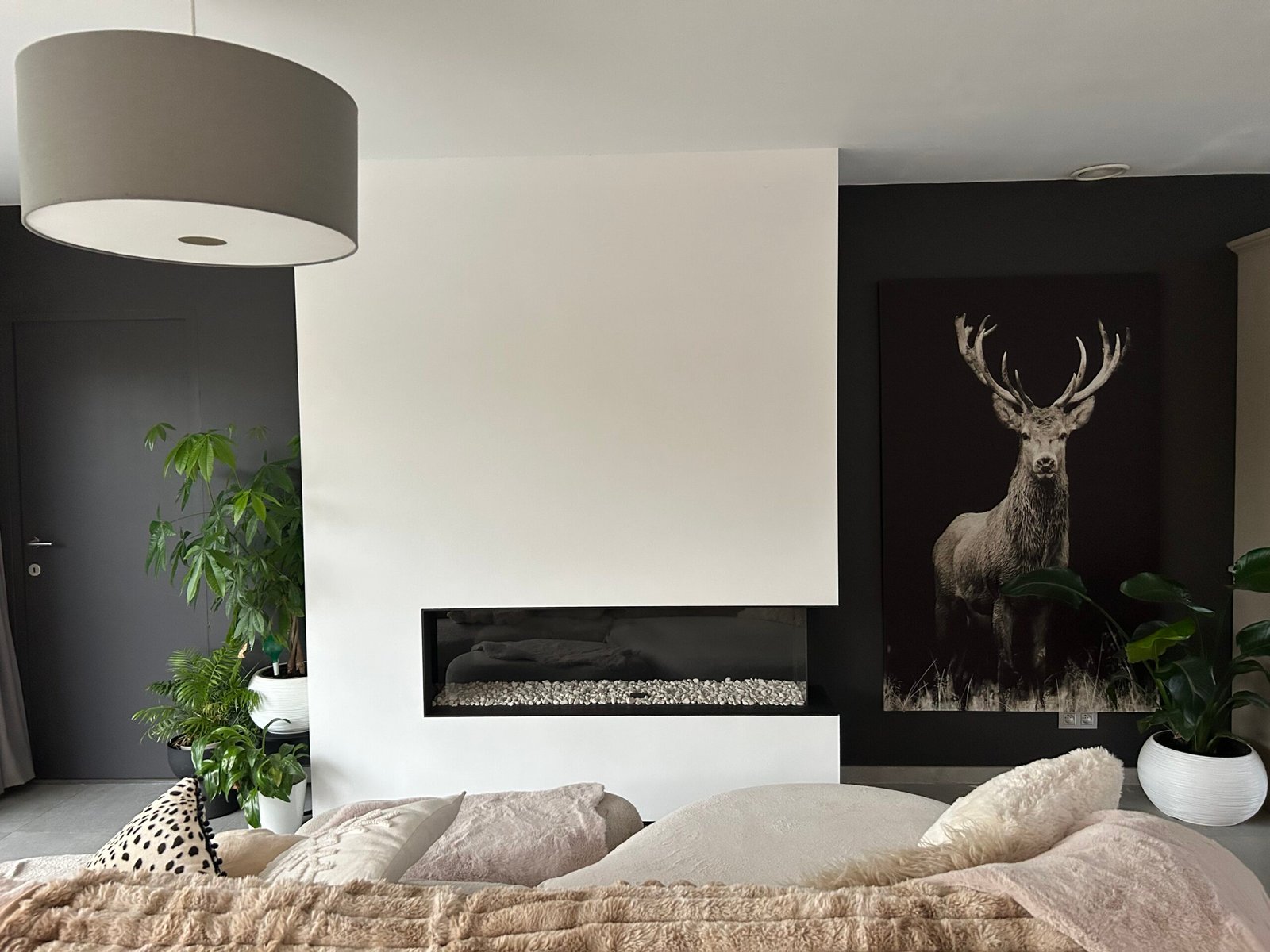 Projet d'aménagement d'un espace cocconing dans la piece de vie principale d'une habitation. des plans à l'installation suivi 100% assuré par nos soins.